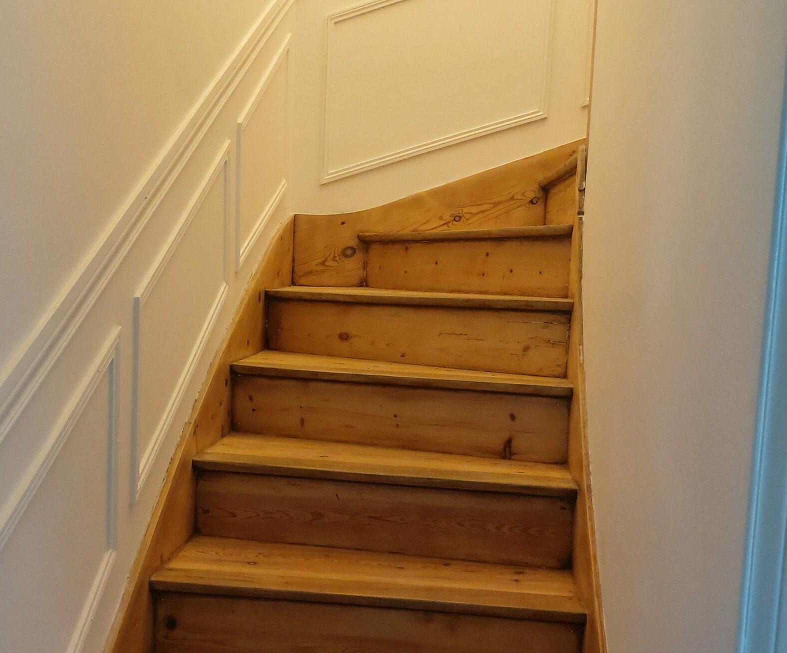 pose de moulures et vitrification escalier